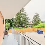 Modern 2Br - King Bed Apartment - Prime Location