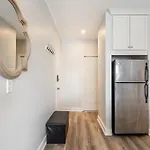 Cozy Condo On James Street North