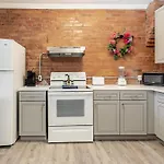 2 Bedroom Apt Near Downtown - King Bed Netflix