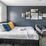 Modern Apartment With Kitchen On James St