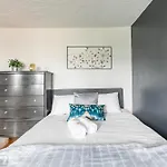 Modern Apartment On James St South