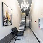 Modern Apartment On James St South