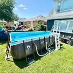 Hamilton Chic Retreat - Comfy Beds - Garden - Pool