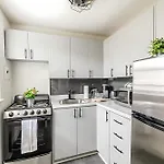 Modern 1Br Apartment - James South