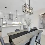 Luxurious 4 Bedroom Home In Hamilton, Sleeps 10