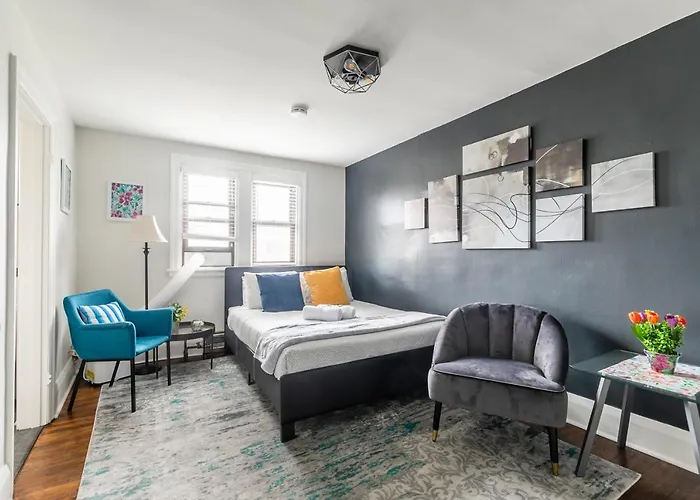 Upscale Studio - Boutique Apartment - Prime Downtown Location!