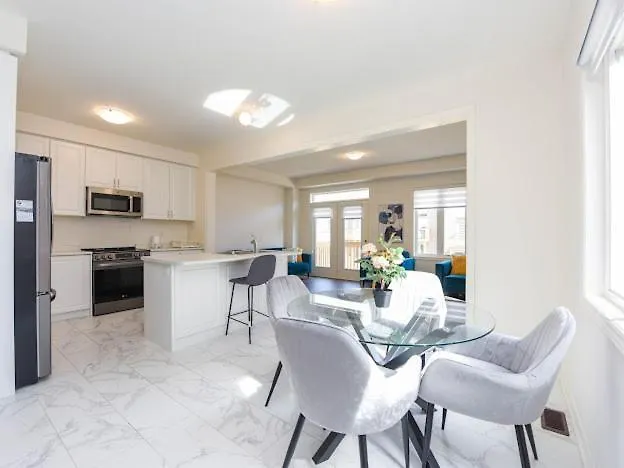 Stylish Home In Waterdown