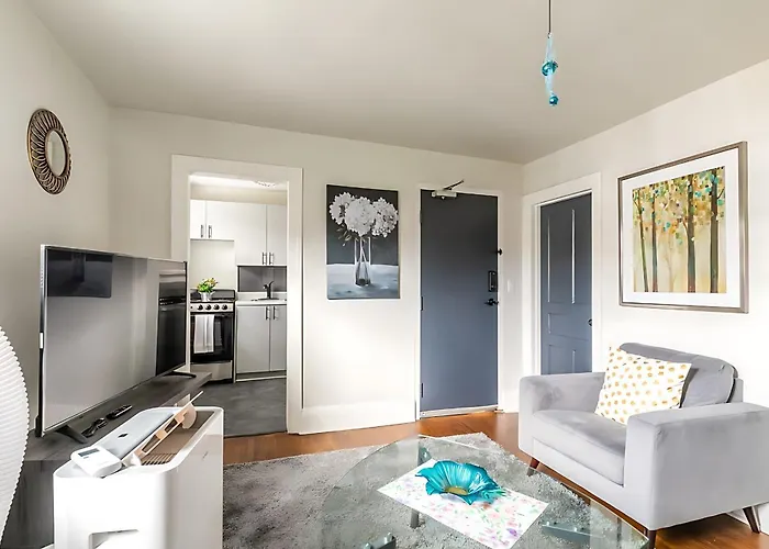 Modern 1Br Apartment - James South