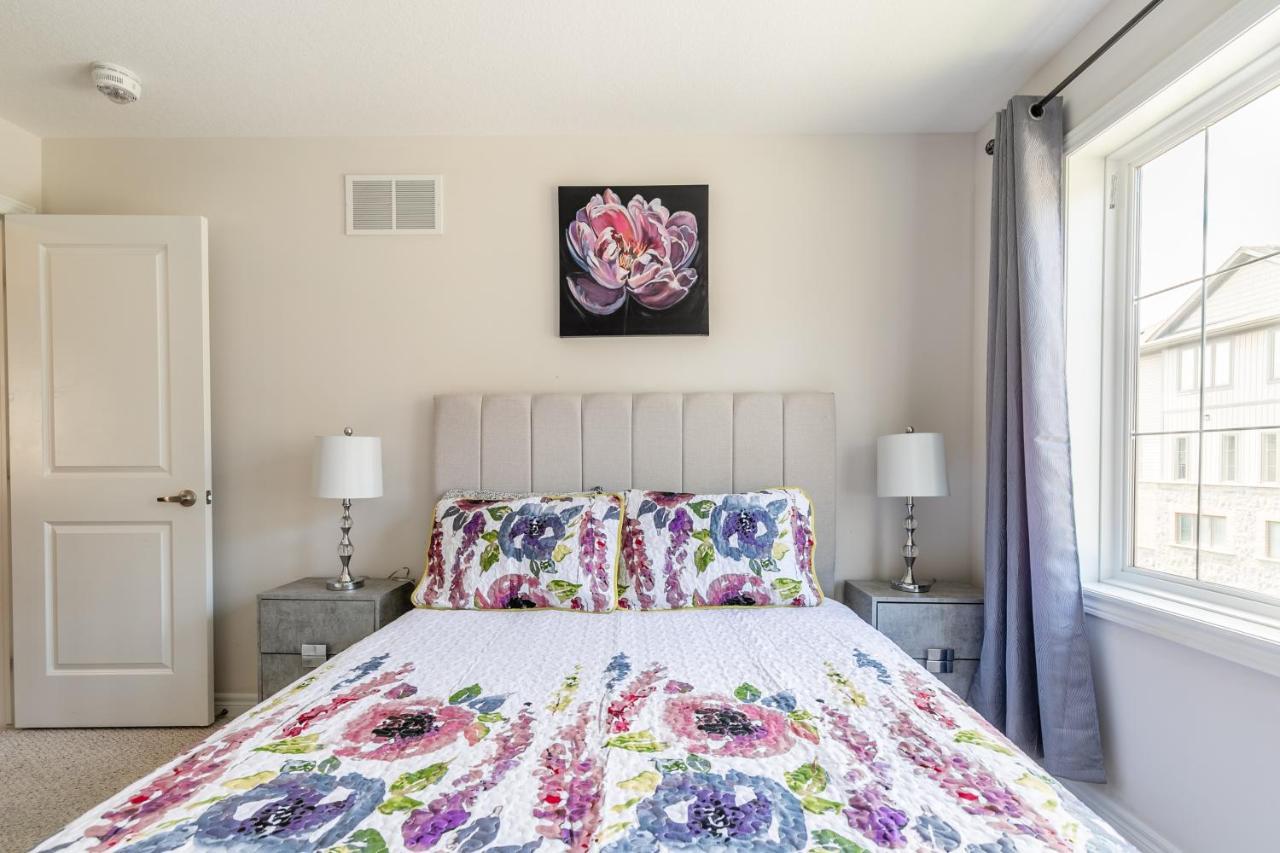 Globalstay Modern Townhomes In Lakeshore Steps To The Beach Holiday home Hamilton