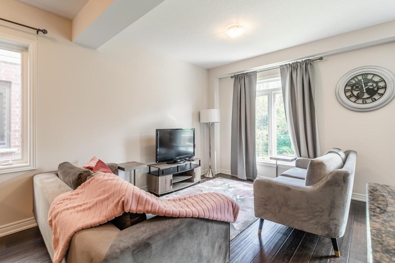 Holiday home Globalstay Modern Townhomes In Lakeshore Steps To The Beach Hamilton