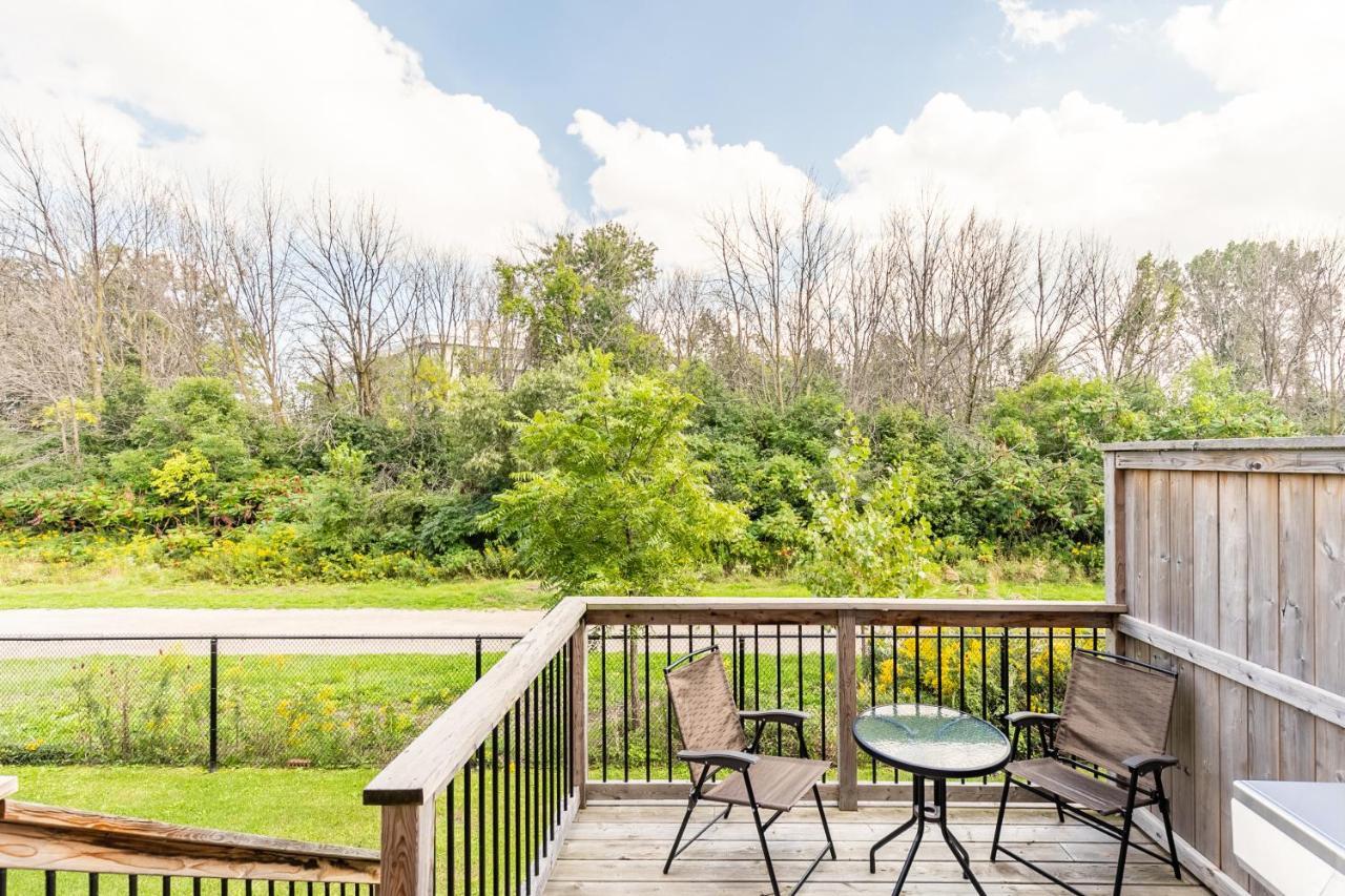Holiday home Globalstay Modern Townhomes In Lakeshore Steps To The Beach Hamilton