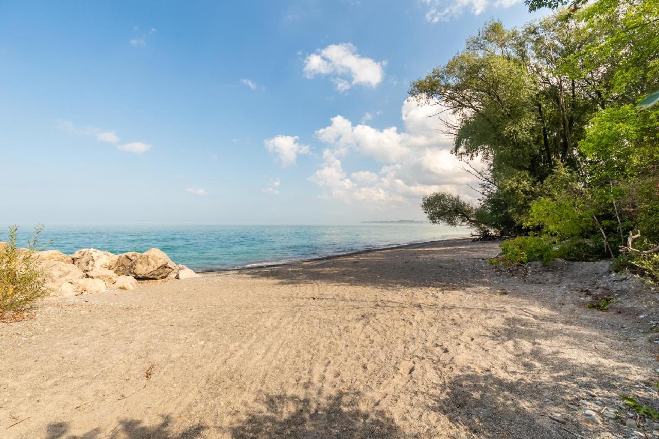 Globalstay Modern Townhomes In Lakeshore Steps To The Beach Holiday home