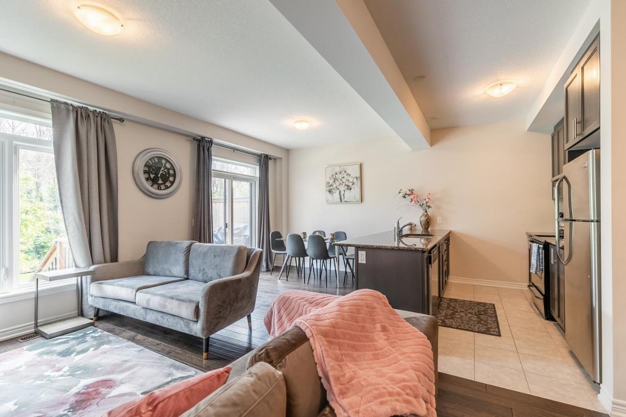 Globalstay Modern Townhomes In Lakeshore Steps To The Beach Holiday home *