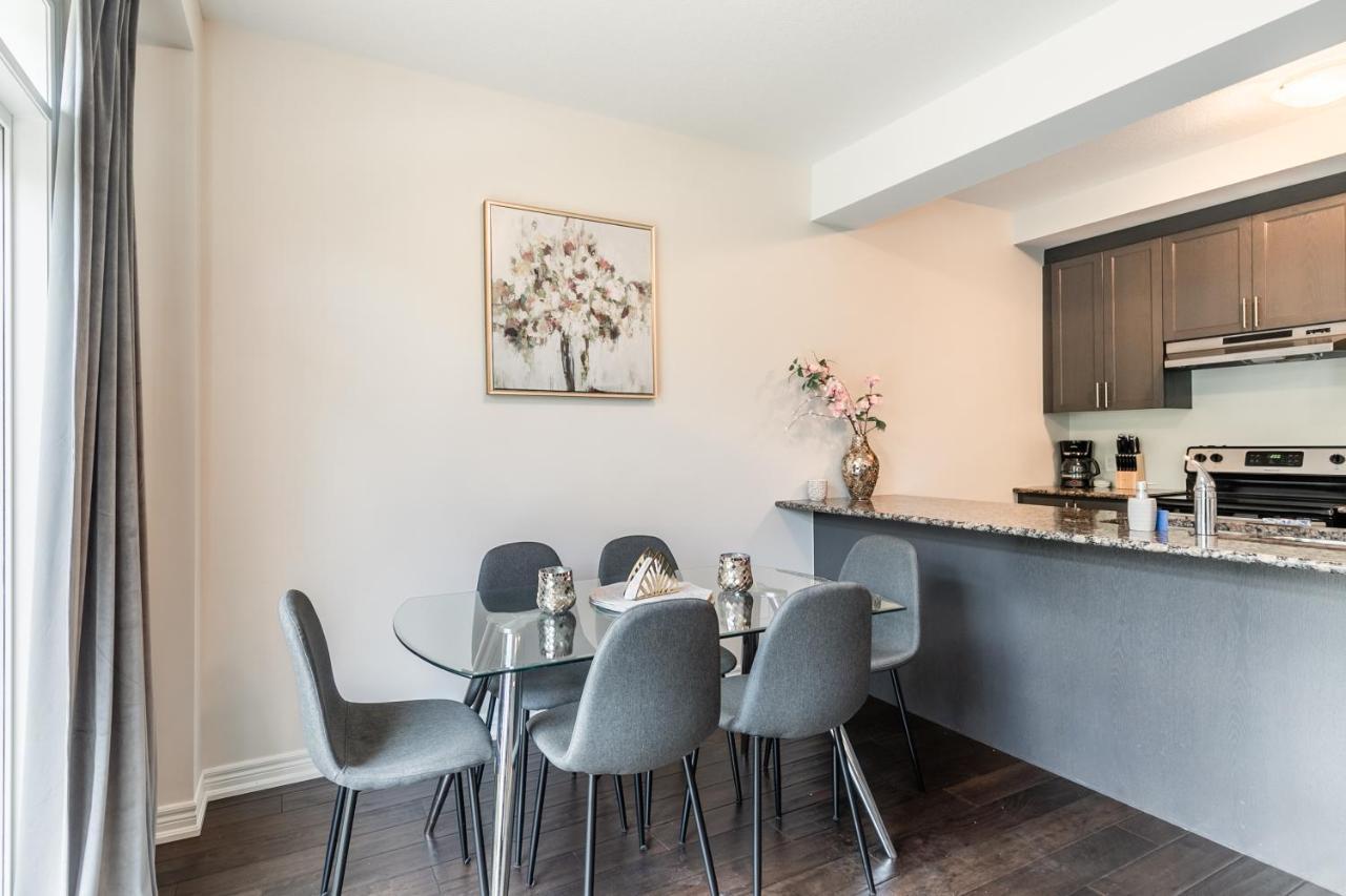 Holiday home Globalstay Modern Townhomes In Lakeshore Steps To The Beach *