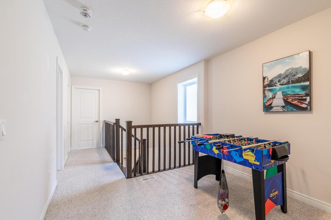 Holiday home Globalstay Modern Townhomes In Lakeshore Steps To The Beach Hamilton