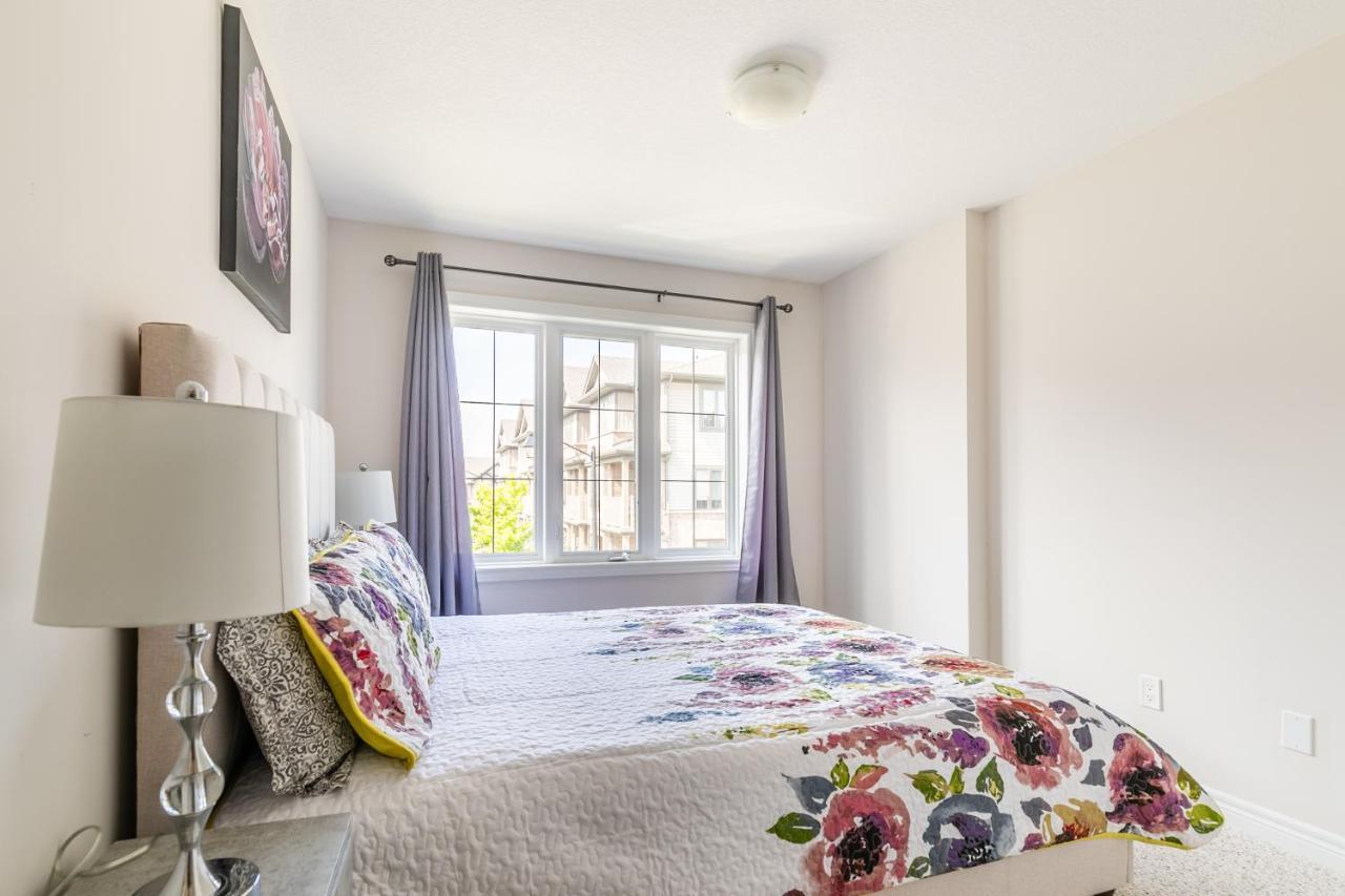 Holiday home Globalstay Modern Townhomes In Lakeshore Steps To The Beach Hamilton