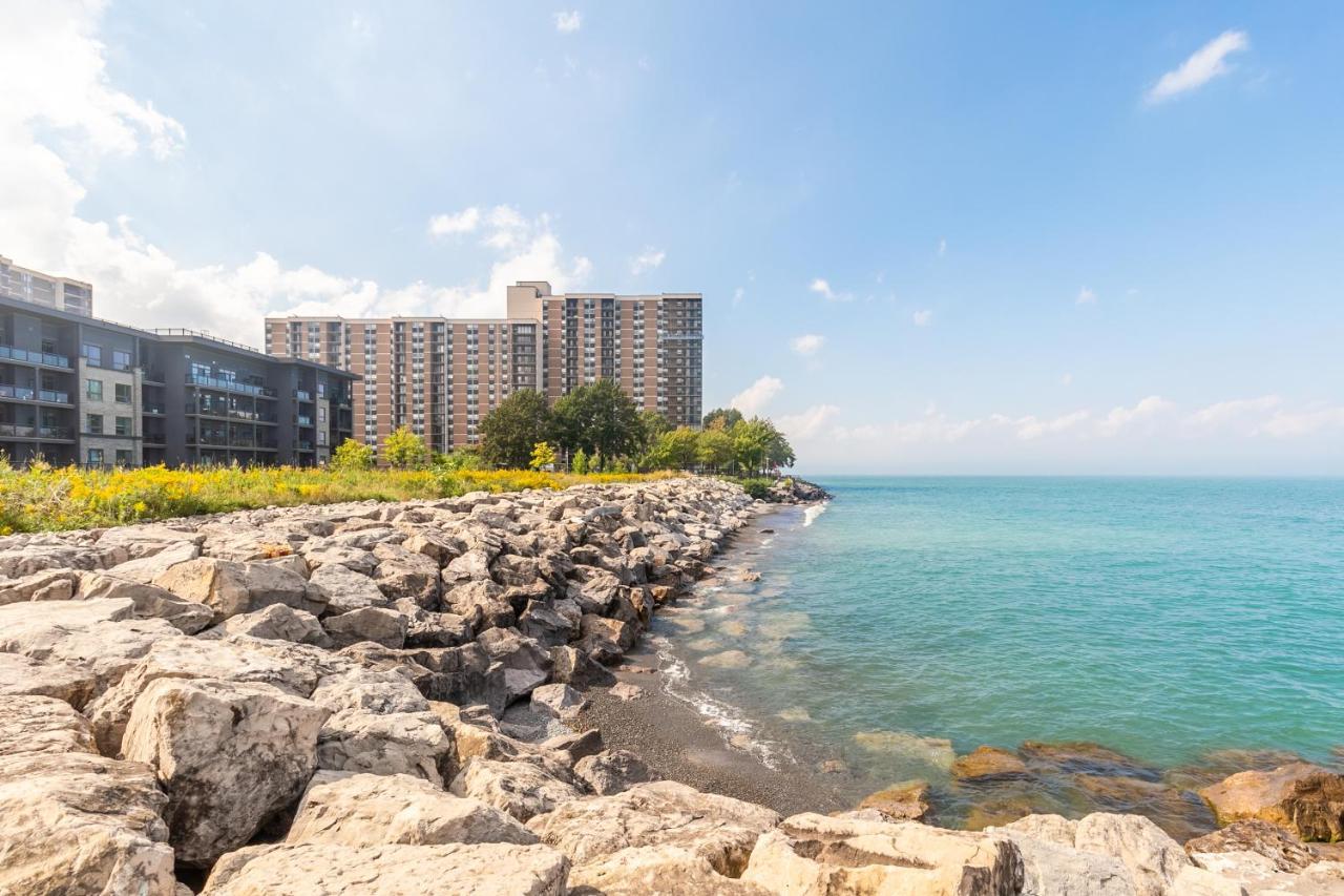 Holiday home Globalstay Modern Townhomes In Lakeshore Steps To The Beach Hamilton