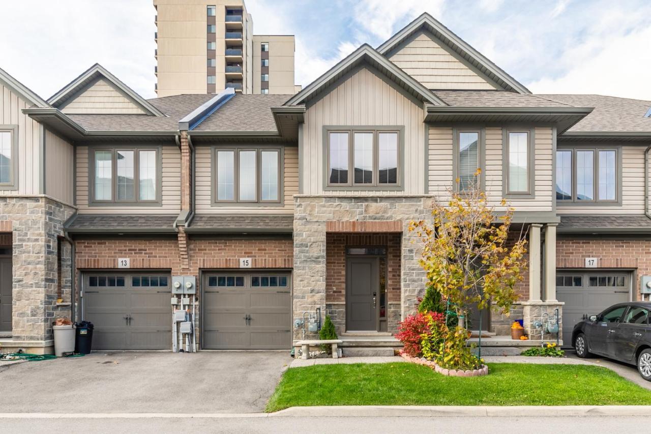 Globalstay Modern Townhomes In Lakeshore Steps To The Beach Holiday home Hamilton