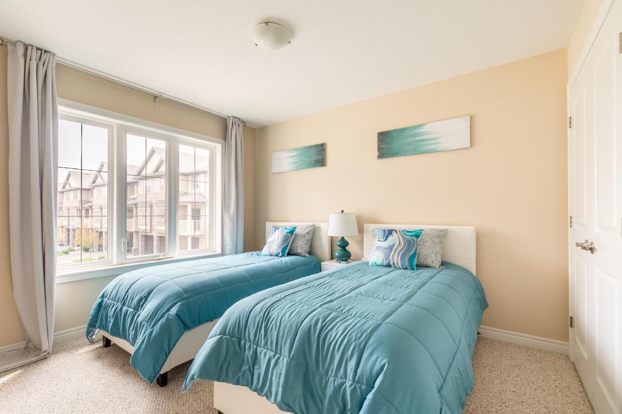 Globalstay Modern Townhomes In Lakeshore Steps To The Beach Holiday home Hamilton