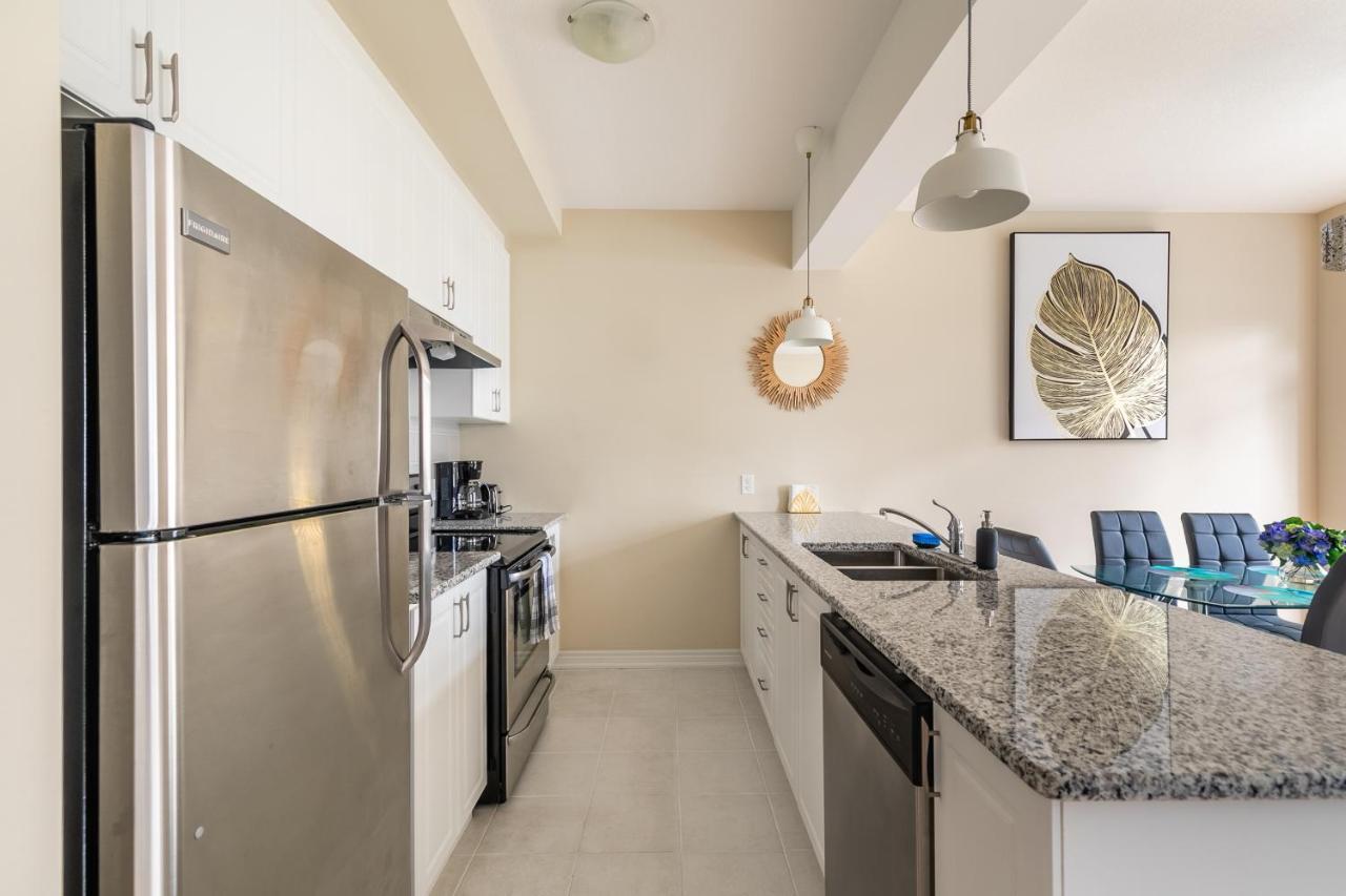 Holiday home Globalstay Modern Townhomes In Lakeshore Steps To The Beach Hamilton