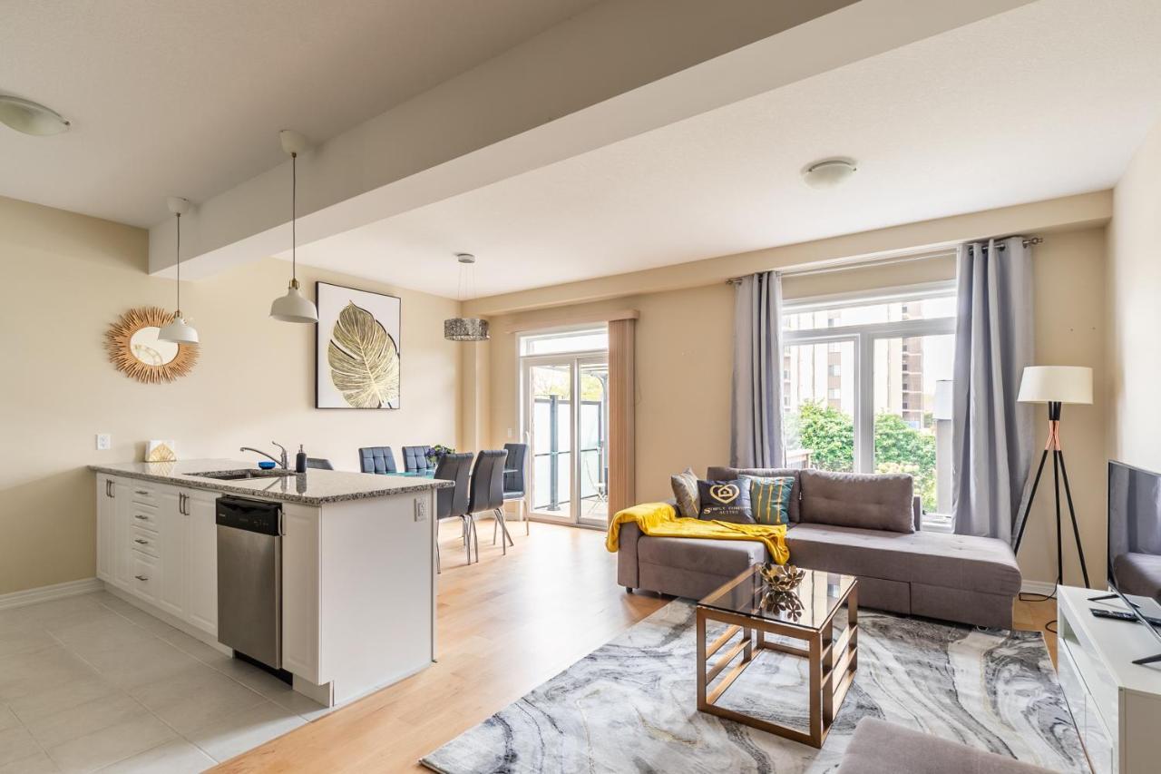 Globalstay Modern Townhomes In Lakeshore Steps To The Beach Holiday home *