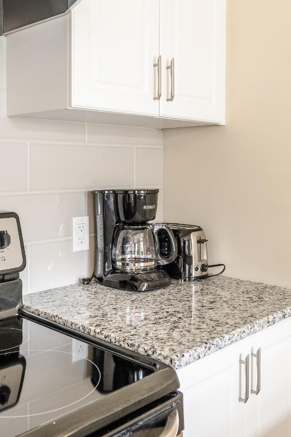 Globalstay Modern Townhomes In Lakeshore Steps To The Beach Holiday home *