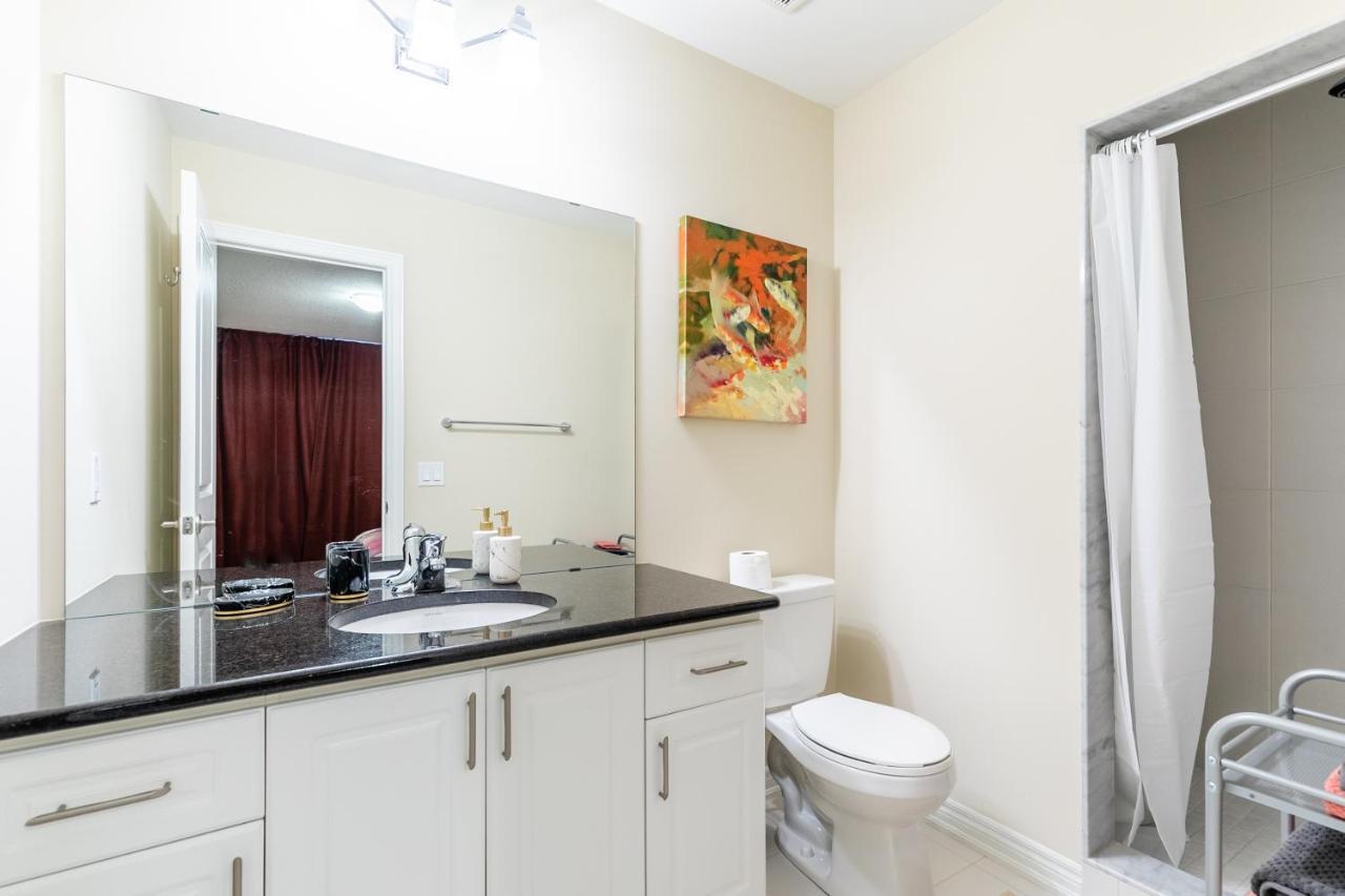 Globalstay Modern Townhomes In Lakeshore Steps To The Beach Holiday home *