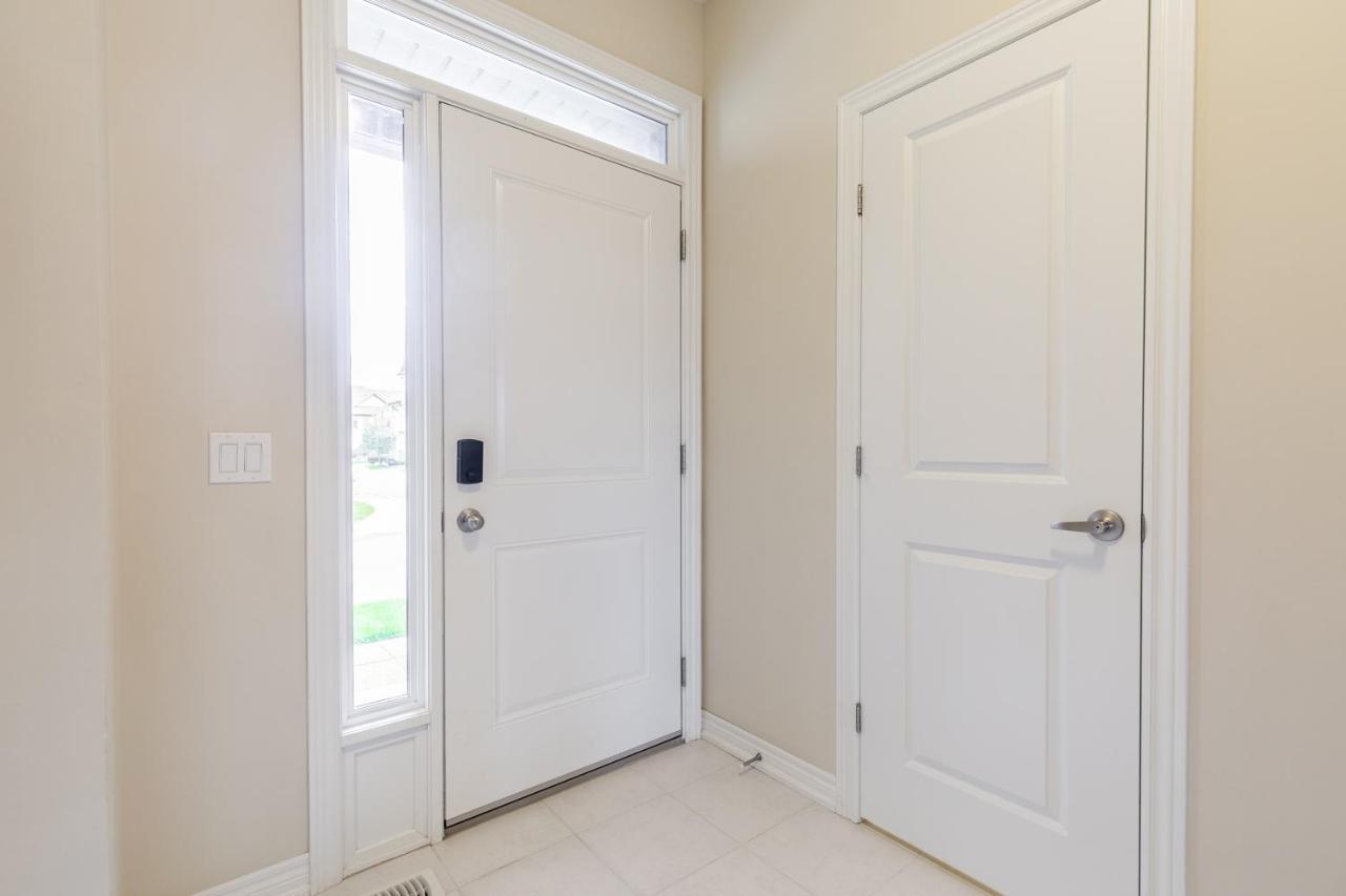 Globalstay Modern Townhomes In Lakeshore Steps To The Beach Holiday home