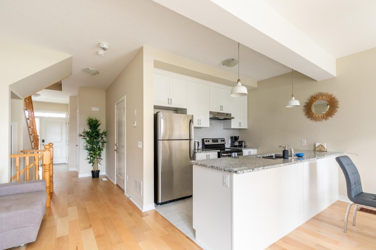 Holiday home Globalstay Modern Townhomes In Lakeshore Steps To The Beach *