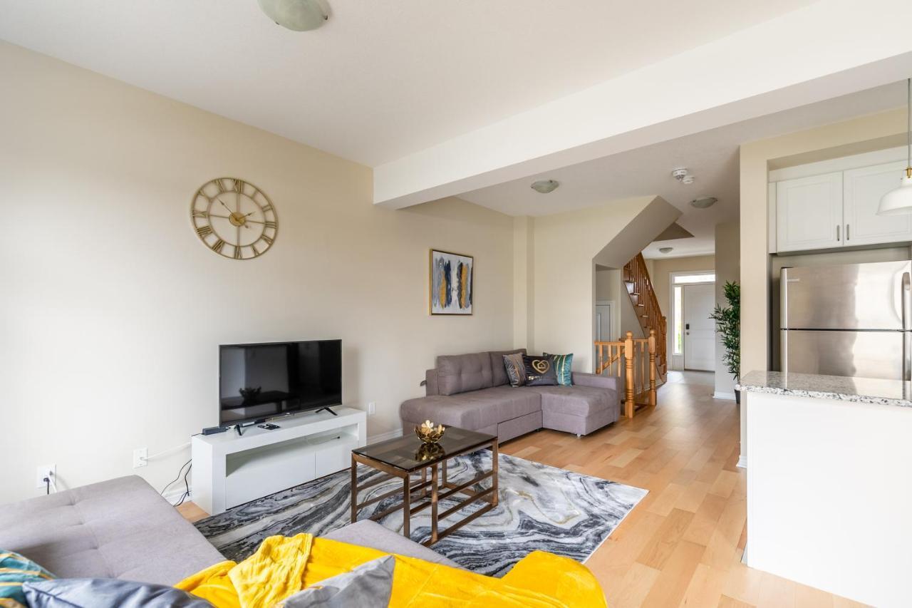 Holiday home Globalstay Modern Townhomes In Lakeshore Steps To The Beach *