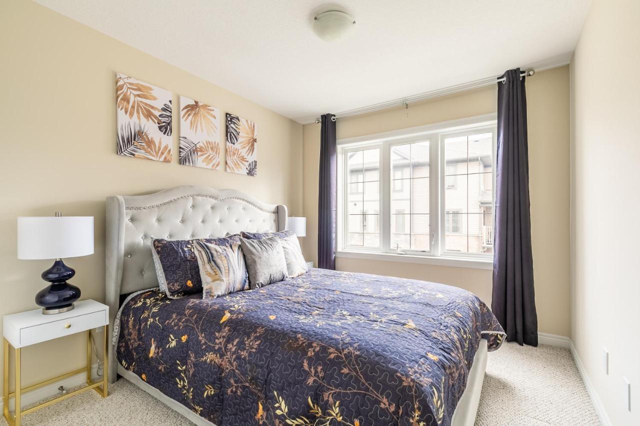 Globalstay Modern Townhomes In Lakeshore Steps To The Beach Holiday home Hamilton