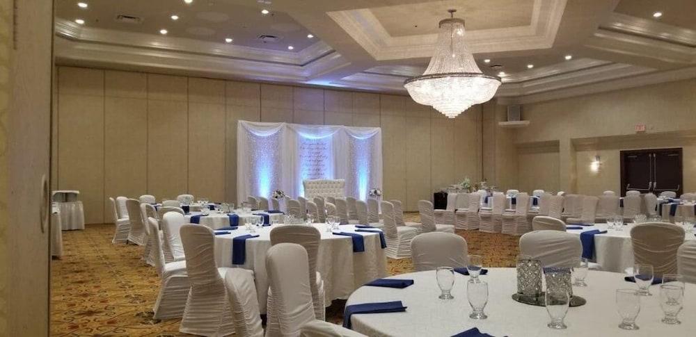Plaza And Conference Centre Hotel 3*
