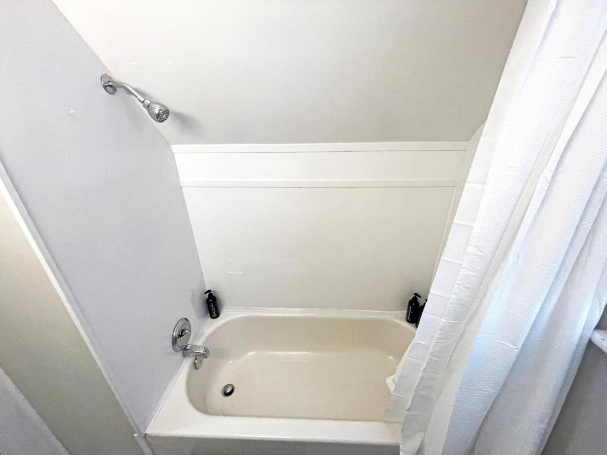 Chic Retreat - Comfy Beds - Garden - Pool Hamilton