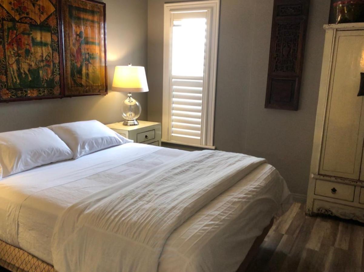 Bed & Breakfast Grey Gardens Instant & *