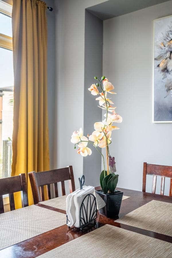 Modern Homes Ontario Shore By Globalstay * Hamilton