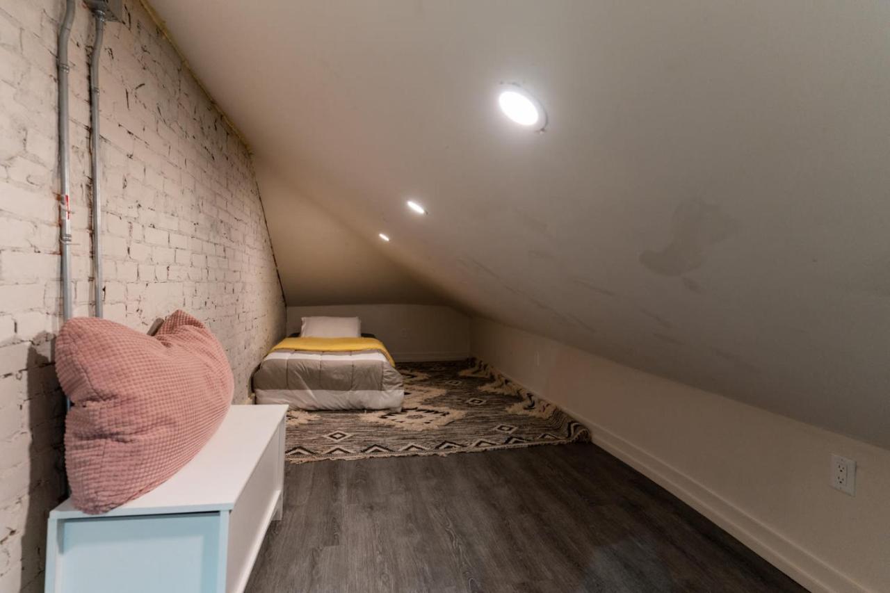 Lovely 2 Level Apartment *