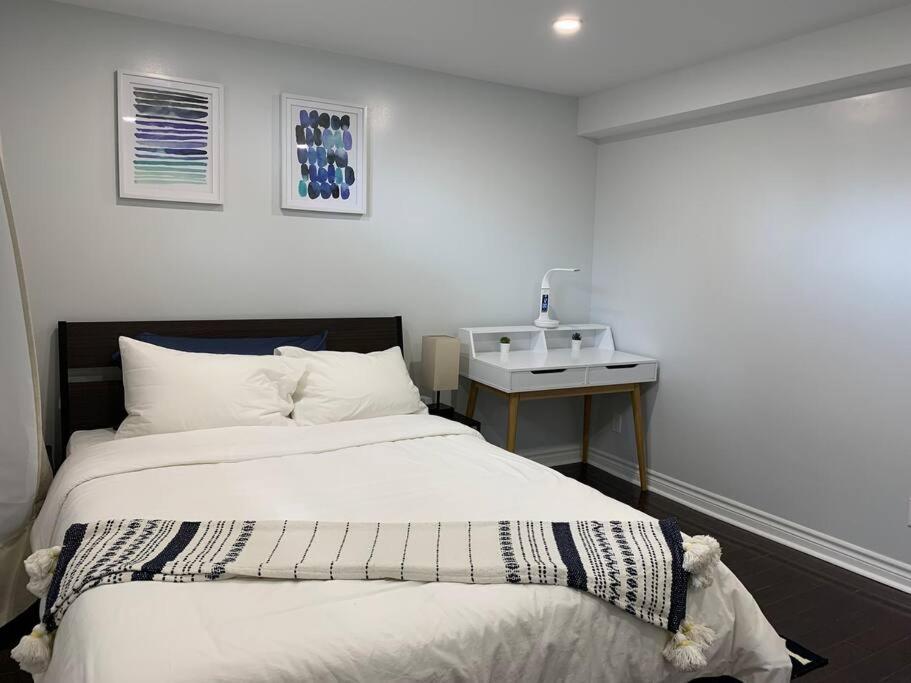 *cozy, Newly Renovated, Fully Equipped* Apartment Hamilton