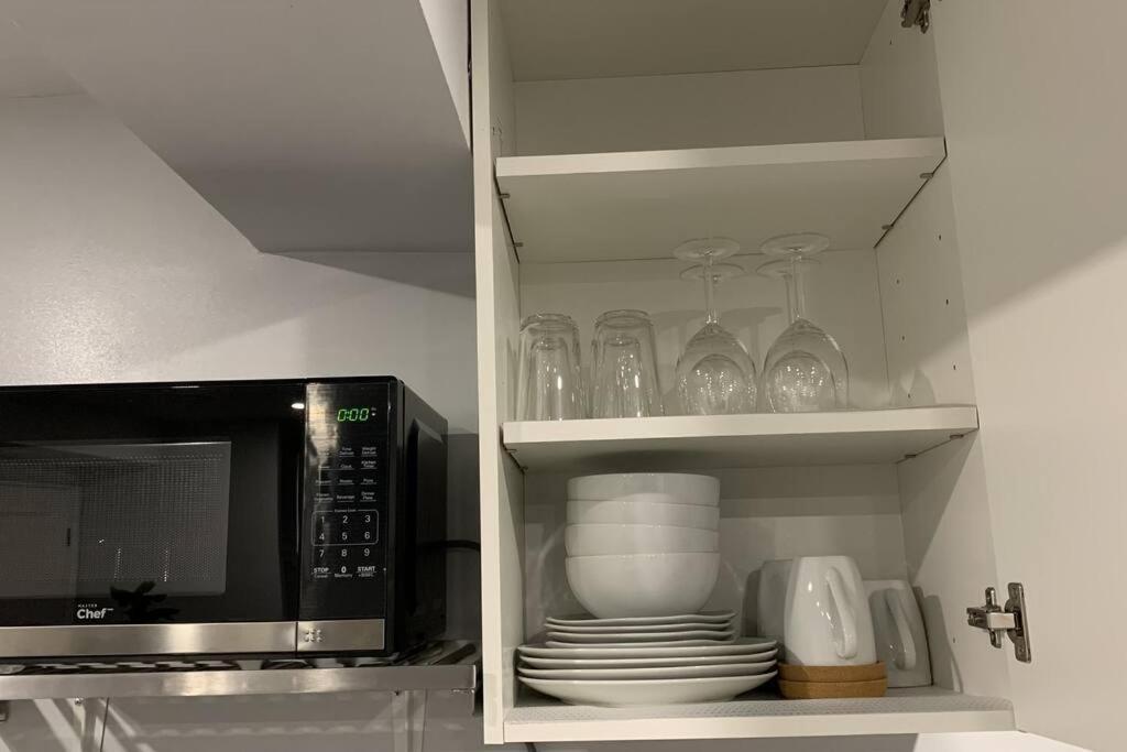 *cozy, Newly Renovated, Fully Equipped* Apartment Hamilton