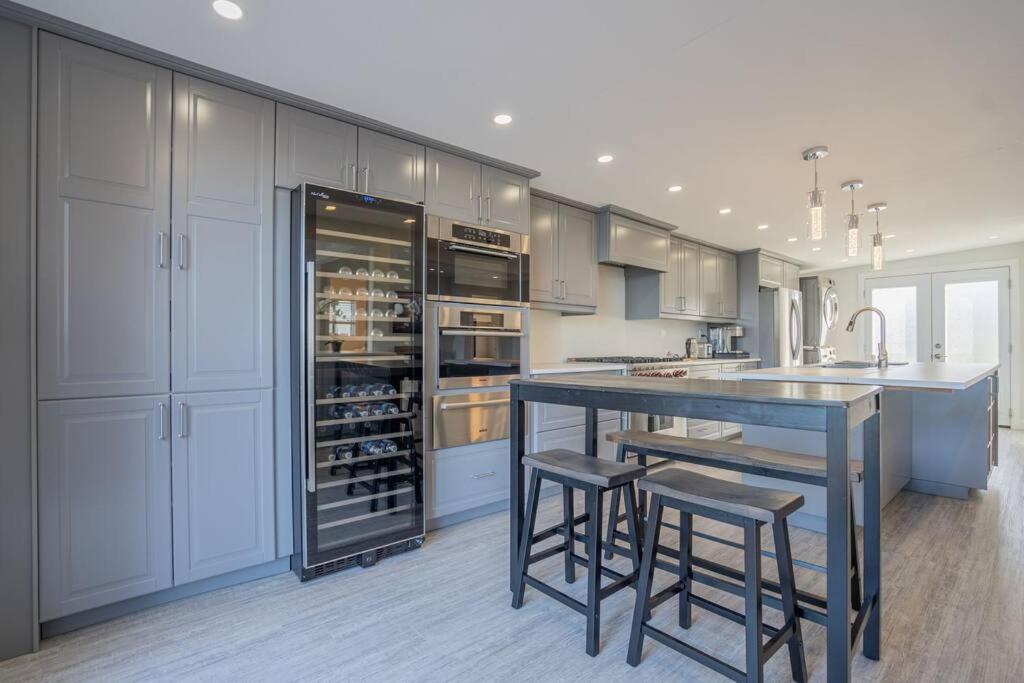 Lakefront Cheerful 2 Bedroom House Hamilton