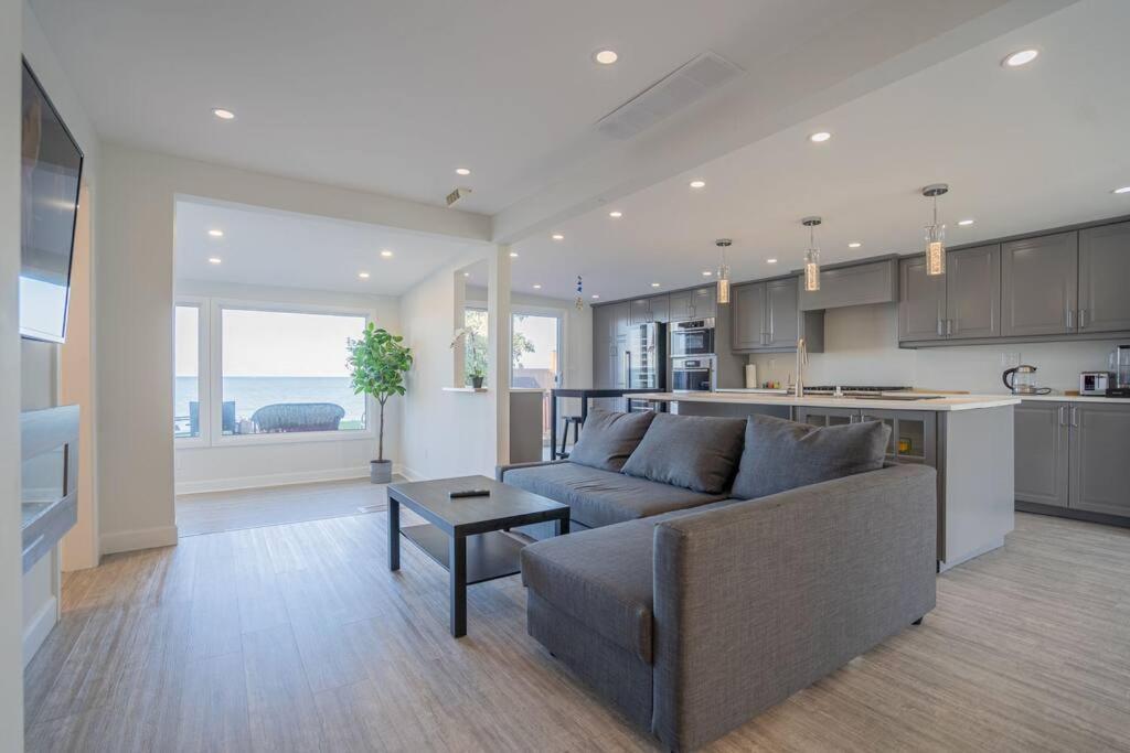 Lakefront Cheerful 2 Bedroom House Villa Hamilton