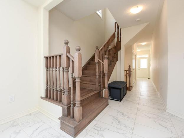 Stylish In Waterdown Apartment *