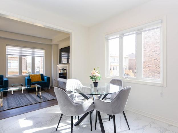 Apartment Stylish In Waterdown Hamilton