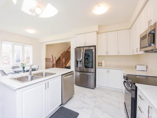 Apartment Stylish In Waterdown