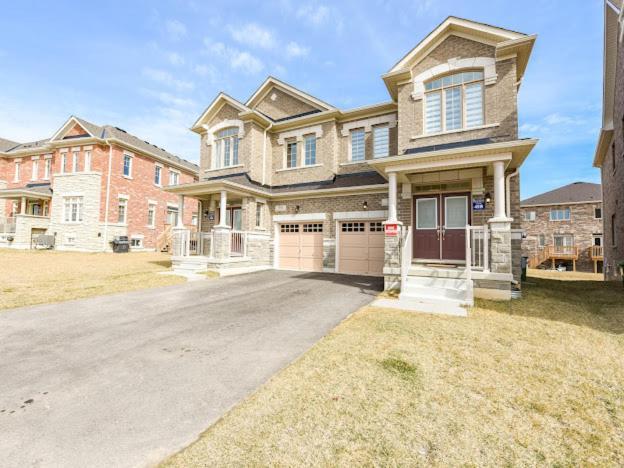 Stylish In Waterdown Apartment