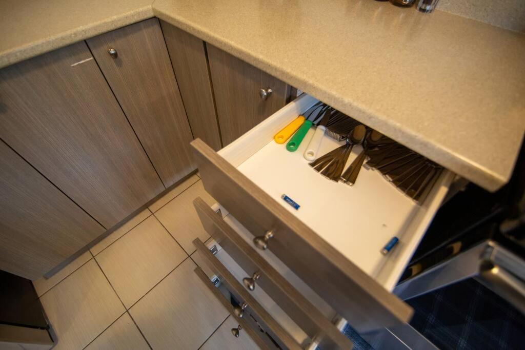 Executive 3 Bedroom Townhouse Close To The Hamilton