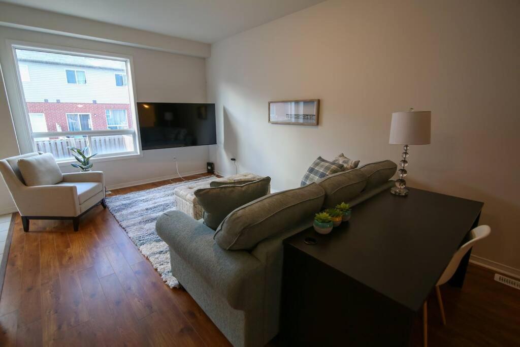 Executive 3 Bedroom Townhouse Close To The * Hamilton