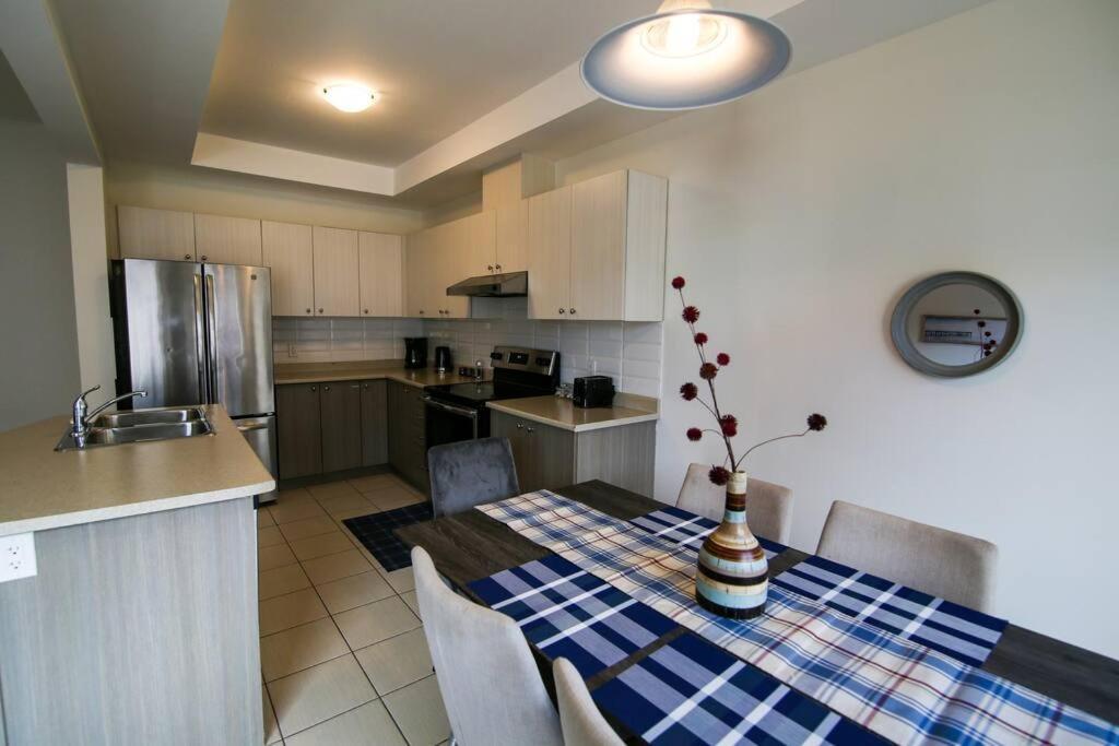 Executive 3 Bedroom Townhouse Close To The Villa Hamilton