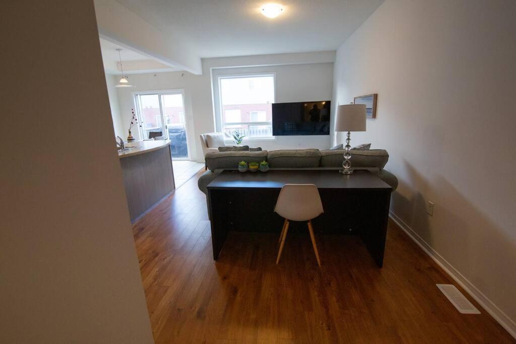 Executive 3 Bedroom Townhouse Close To The * Hamilton