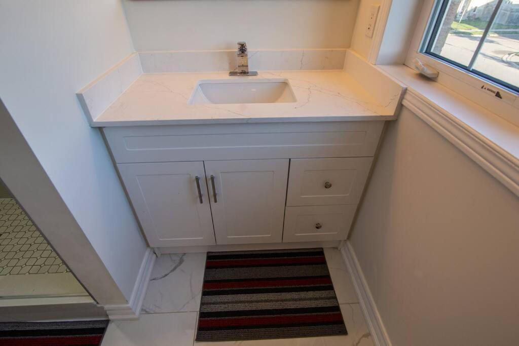 Executive 3 Bedroom Townhouse Close To The Hamilton