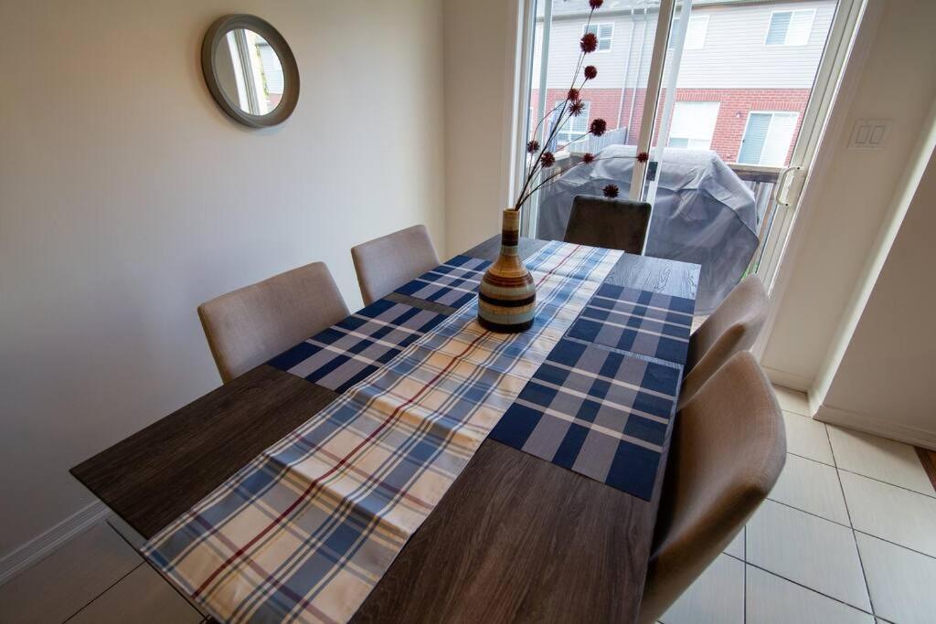 Executive 3 Bedroom Townhouse Close To The Villa Hamilton